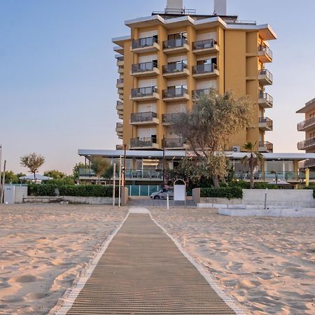 Hotel Crown Rimini Bagian luar foto