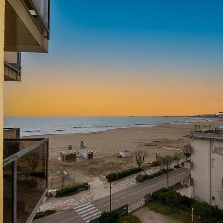 Hotel Crown Rimini Bagian luar foto