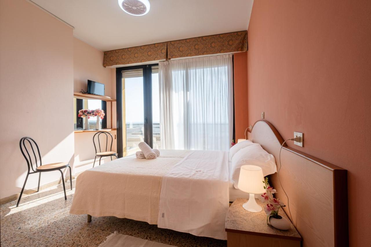 Hotel Crown Rimini Bagian luar foto