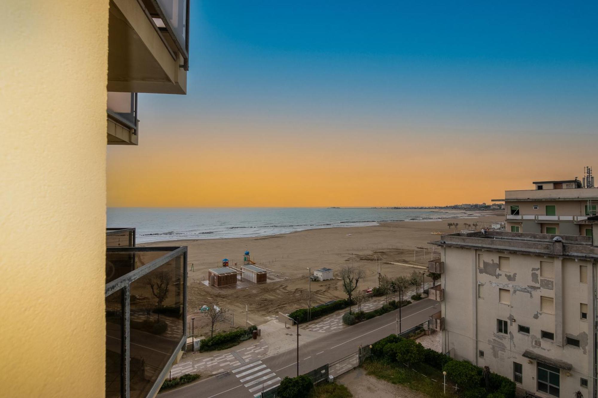 Hotel Crown Rimini Bagian luar foto
