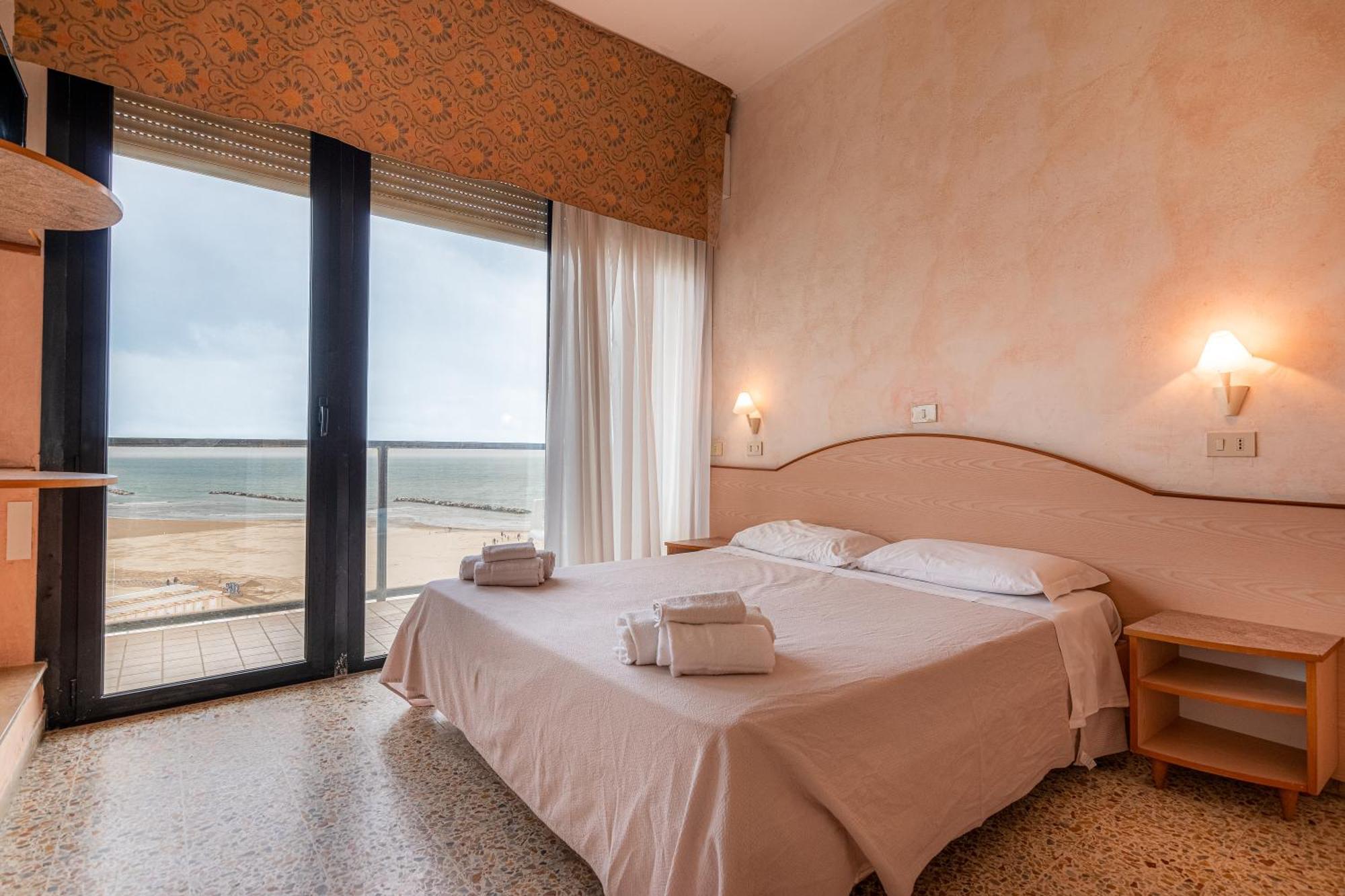 Hotel Crown Rimini Bagian luar foto