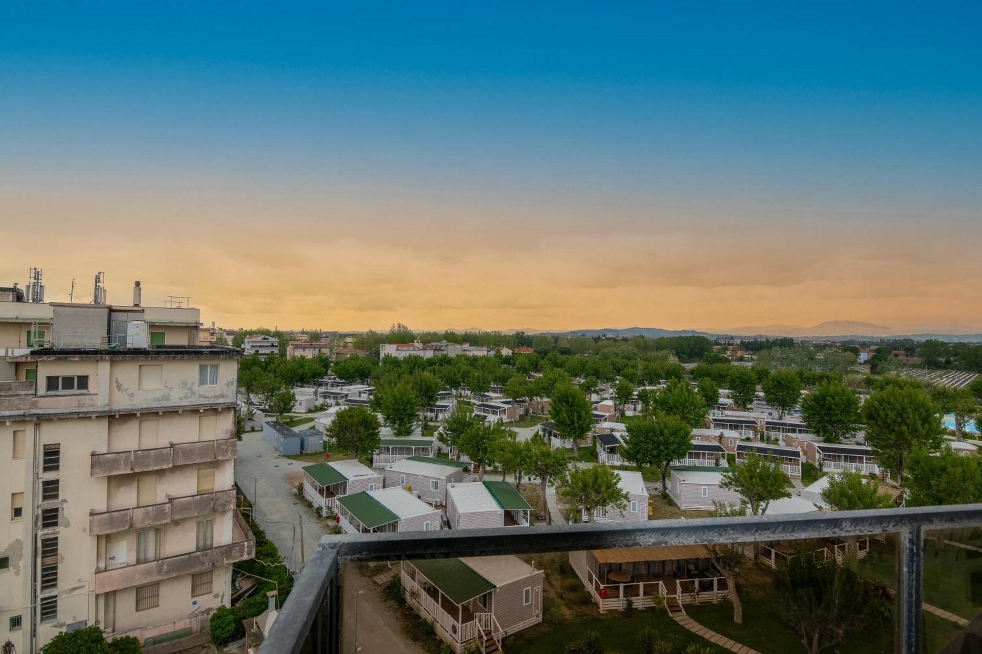Hotel Crown Rimini Bagian luar foto
