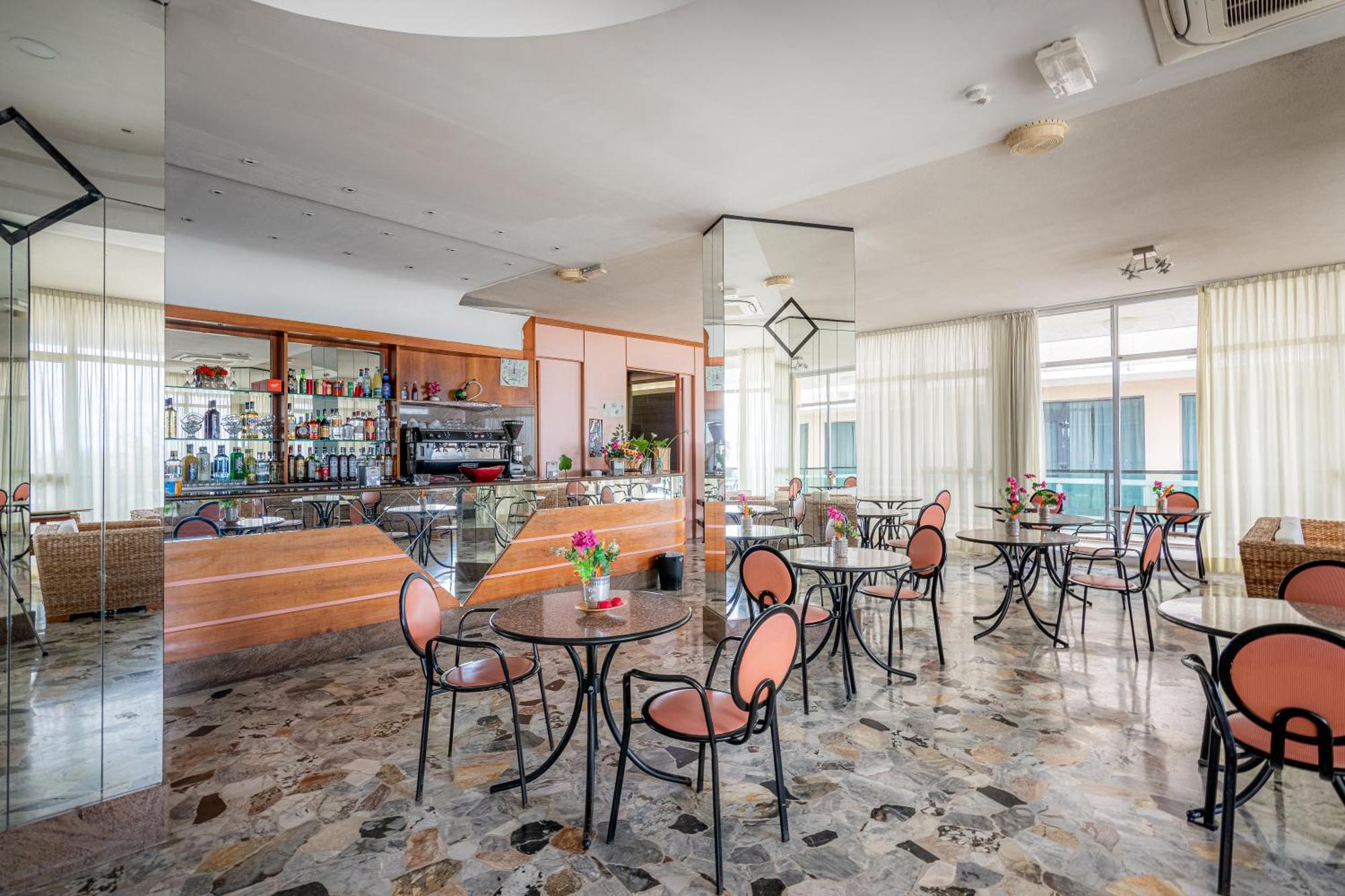 Hotel Crown Rimini Bagian luar foto