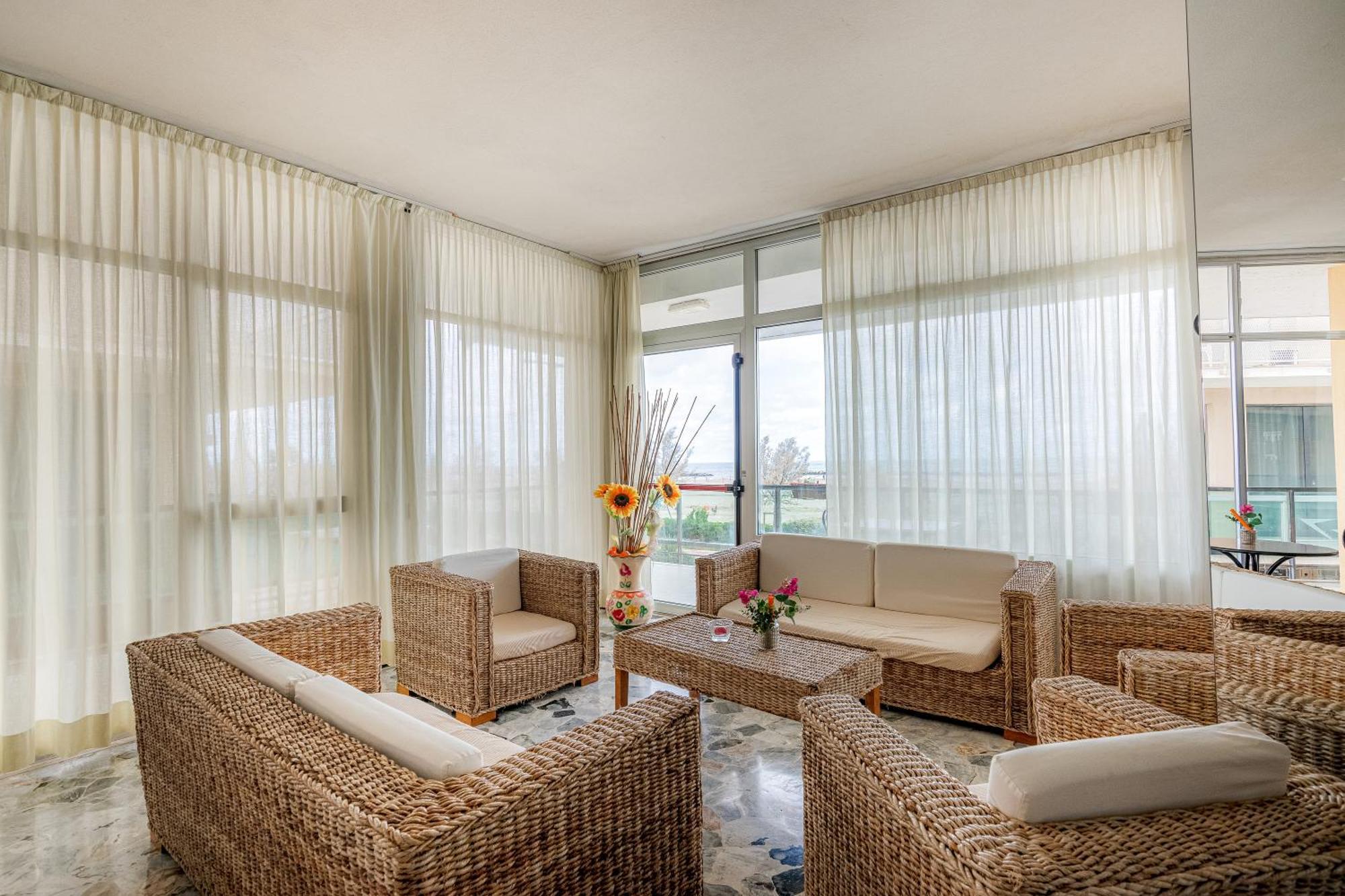 Hotel Crown Rimini Bagian luar foto