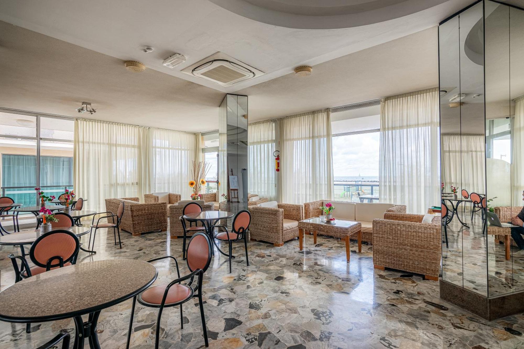 Hotel Crown Rimini Bagian luar foto